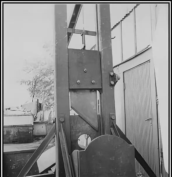 Казнь эжена вейдмана версаль 1939. Гильотина последний раз. Гильотина последний раз. Последняя казнь на гильотине во франции 1977. Эжен вейдман гильотина казнь.