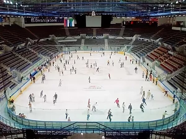 Платинум арена хабаровск хоккей. Платинум арена хабаровск хоккей. Каток хабаровск платинум. Арена платинум воронеж каток. Крытый каток.