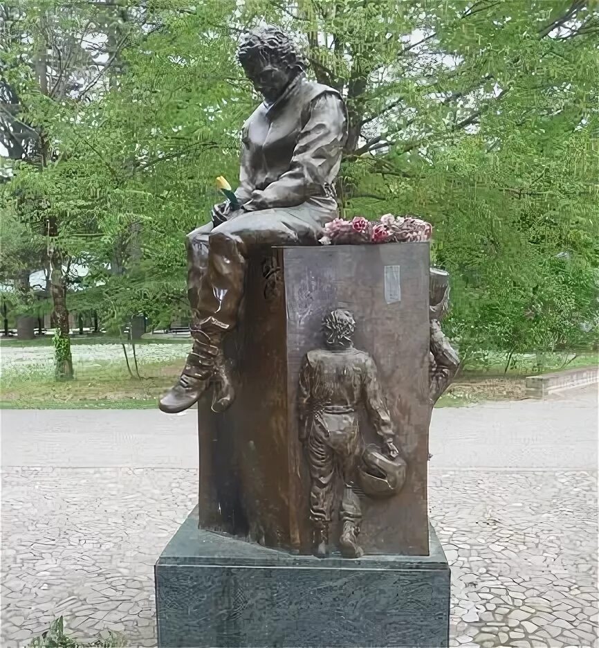 Памятник сенна имола. Айртон сенна памятник. Сенна памятник. Памятник сенне на тамбурелло. Памятник айртону сенне в имоле.