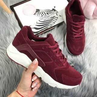 Бордовые кроссовки