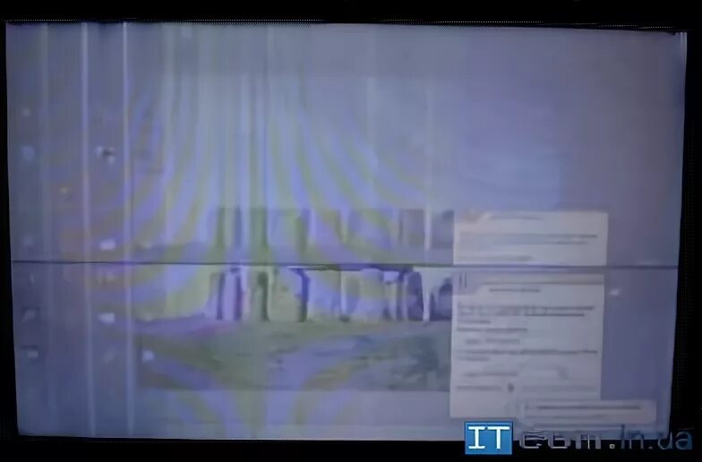 Расплывчатый монитор. Изображение на мониторе размыто. расплывчатое изображение на мониторе. вертикальные полосы на камере видеонаблюдения. размытый экран монитора.