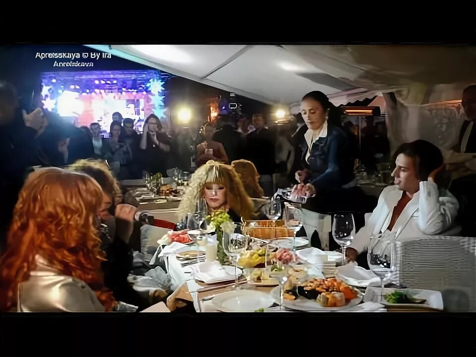 Пугачева на корпоративе видео. Пугачева крым мьюзик фест 2011. пугачева галкин застолье. пугачева тусовка. пугачева галкин крым мьюзик.