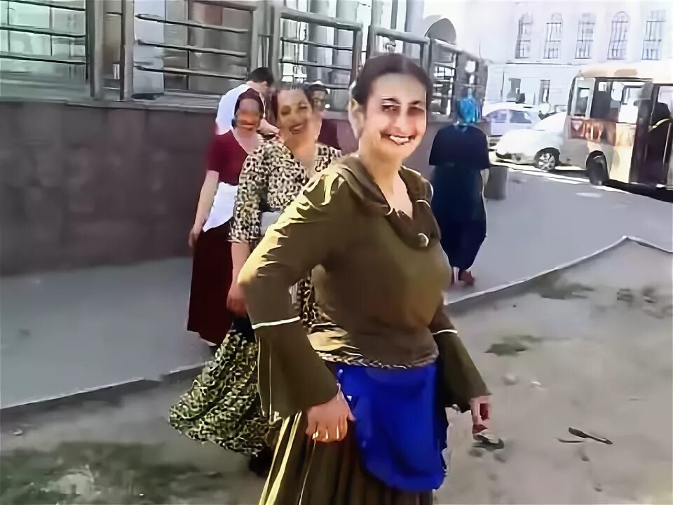 Ржачные цыгане. Цыганки прикольные. Цыганки прикольные. Цыганки на улице. Цыгане прикол.