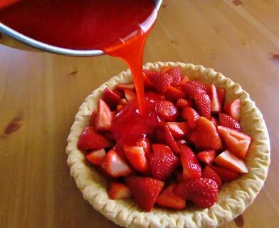 renverser délicatement le coulis de fraise sur la tarte