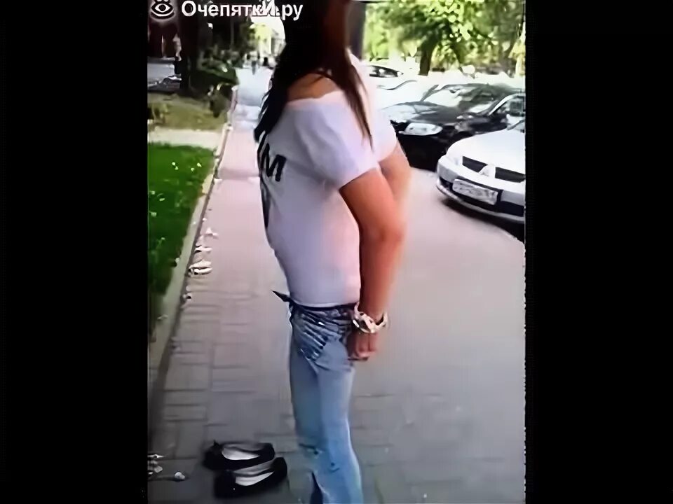 проспорила 18. женщины описались на улице. проспорила 18. скандальные фотографии. поцелуй.