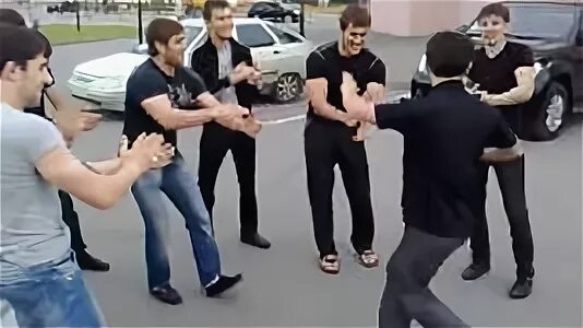 Зачем чеченцы бегают по кругу и кричат. Чеченцы бегают по кругу. Зачем чеченцы бегают по кругу и кричат. Чеченцы танцуют в кругу. Чеченцы танцуют зикр.