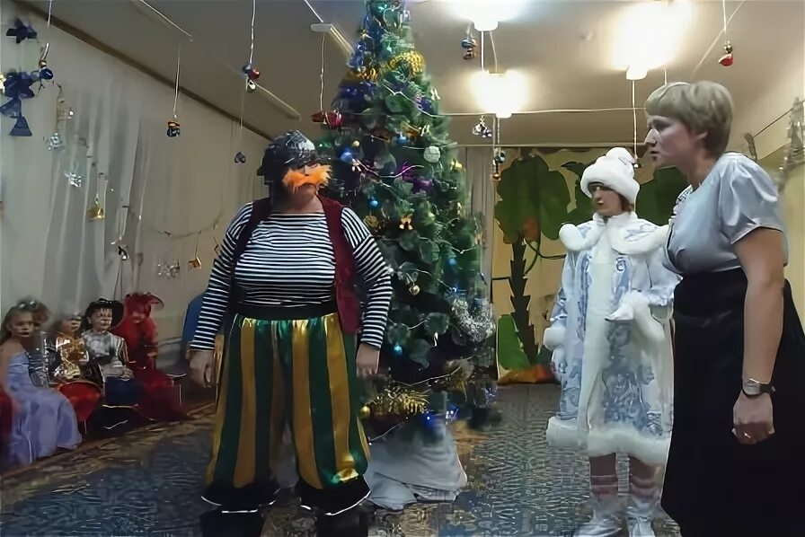 Бабушка на утреннике в детском саду. Костюмы для утренников в детском саду взрослые. персонажи на утренник. новогодние персонажи на утренник. костюм бабушки на утренник в детском саду.