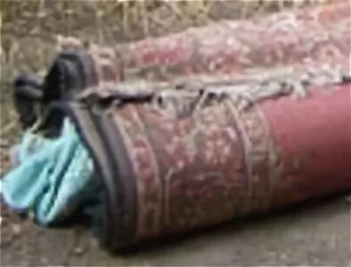 Баннер для ковров. Человек завернутый в ковер. Заворачивают в ковер. Забавный ковер. Заворачивают в ковер.