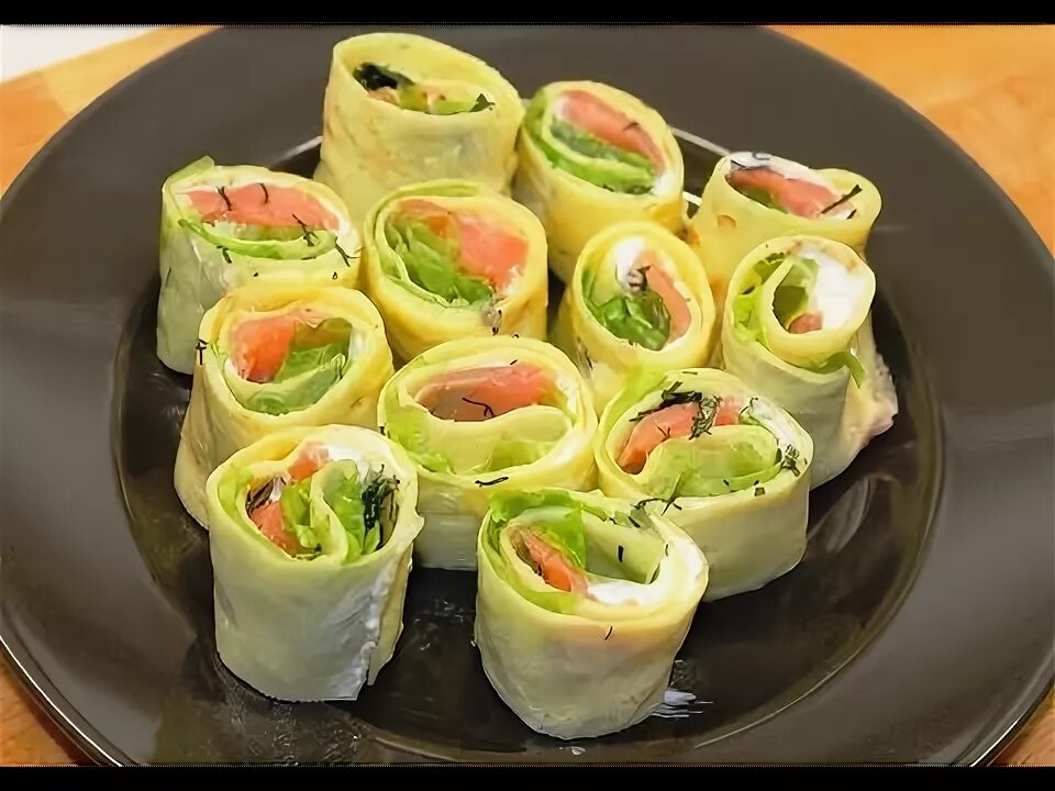 Яичный ролл с красной рыбой. Яичный рулет с красной рыбой. Яичные рулетики с семгой. Рулетики семга пармезан. Рулетики с рыбой.
