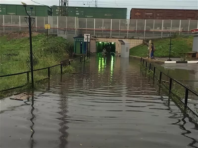Включи станцию дождь. Станция Нара Наро-Фоминск. Потоп в Наро Фоминске. В Наро-Фоминске затопило станцию. Потоп в Наре.