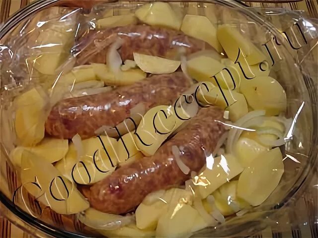 Колбаски с овощами в духовке