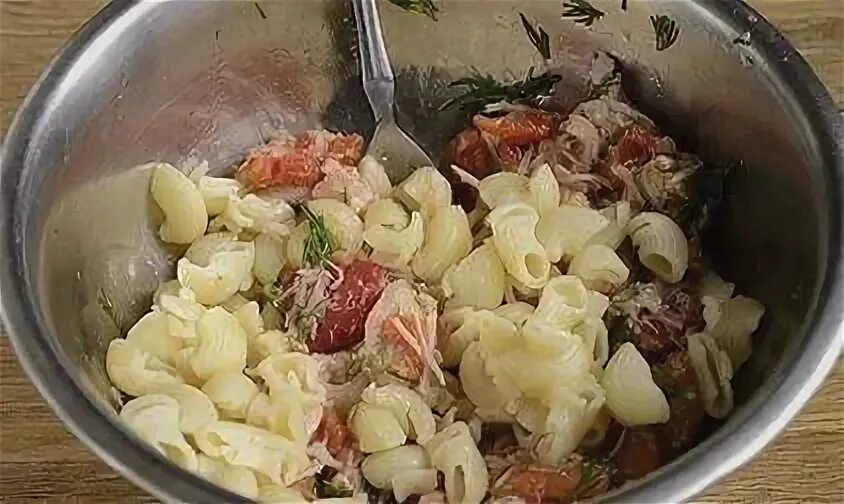 Макарошки с тушенкой. Рожки с тушенкой фото. Макароны с тушенкой на сковороде. Макароны с тушенкой приготовление. Рожки с тушенкой в кастрюле.