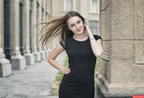 Девушка колонна
