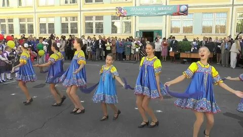 Танец первоклассников на линейке