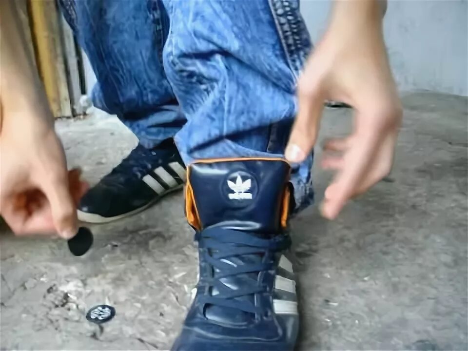 Пацан украл кроссовки в бразилии. Украл кроссовки. мальчик своровал кроссовки. парень который воровал кроссовки. парень украл кроссовки.