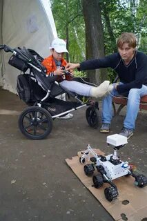 Дети катаются в колясках