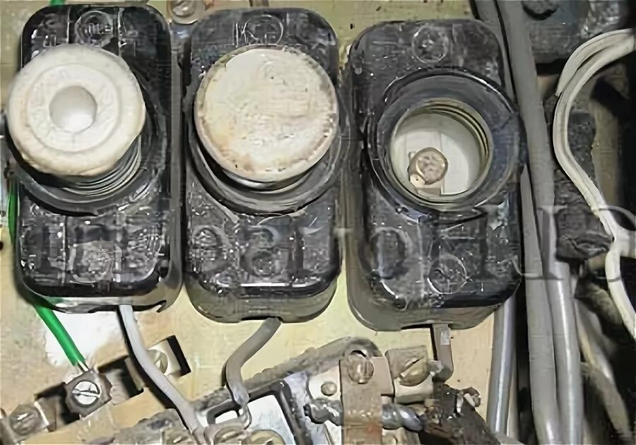 Выбило пробки и не включается обратно. Пробка автомат старого образца. выбило пробки в старом доме. выбило пробки фото.