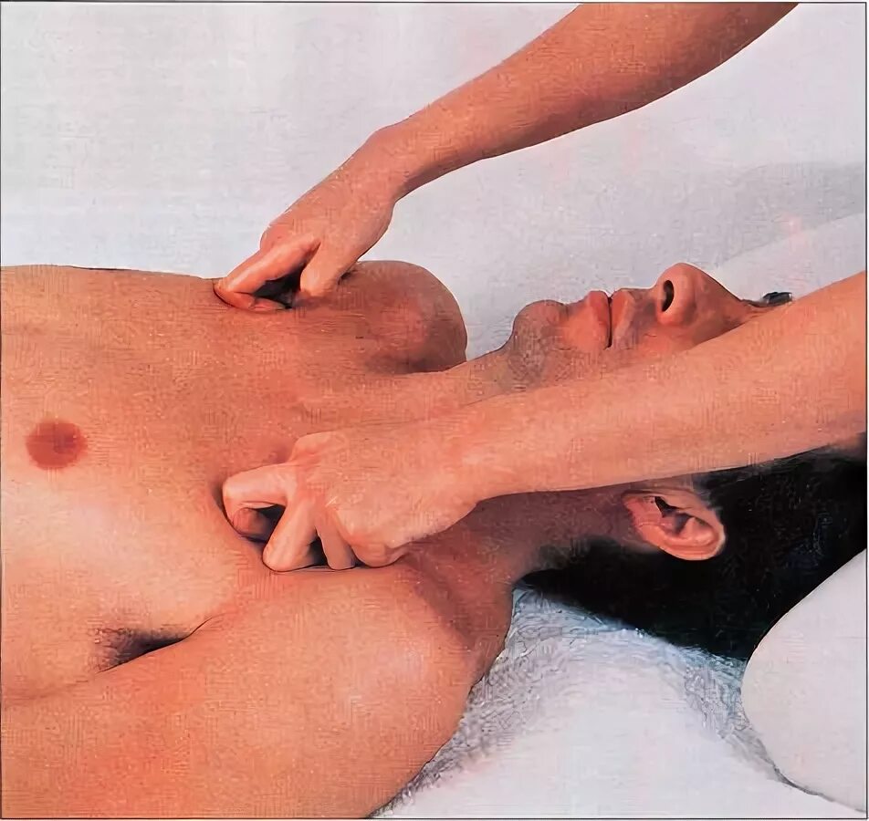 Перкуторный массаж грудной клетки. Массаж грудной клетки при бронхите. Методика массажа грудной клетки. Массаж при бронхите. Техника проведения массажа грудной клетки.