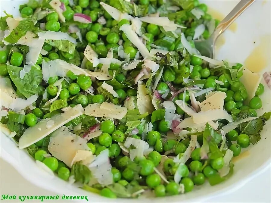 Брокколи руккола сельдерей. Салат с сельдереем и яблоком. Салат из черешкового сельдерея. Салат капуста огурец горошек. Салатная зелень.