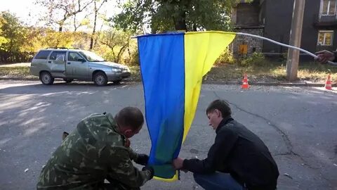 Снимают флаги украины