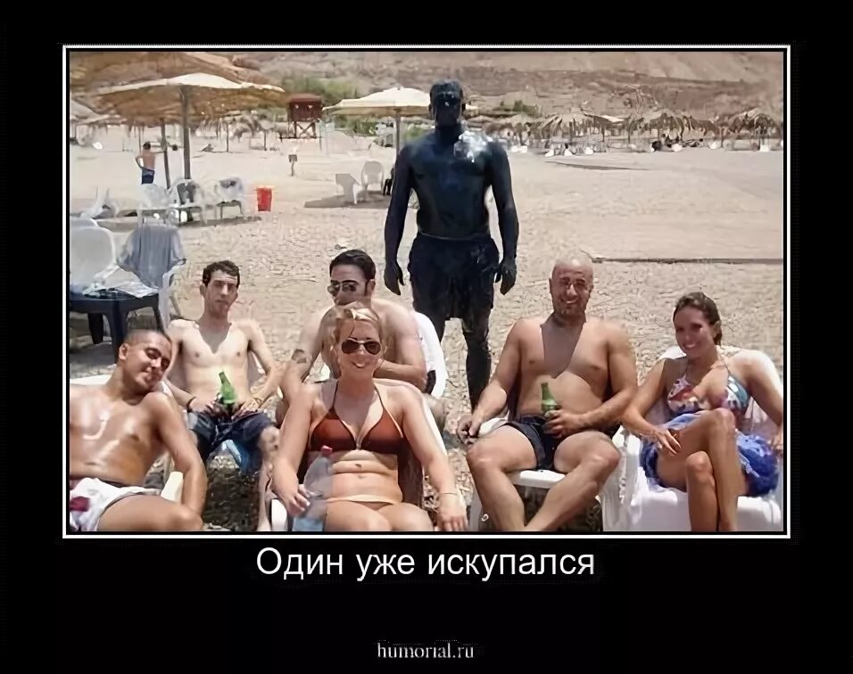 Просто так прохожий парень. Дачный загар мем. дачный загар приколы. просто так прохожий парень чернокожий. загар на даче прикол.