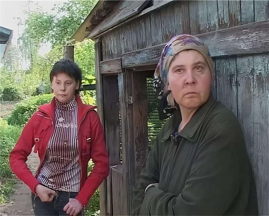 Спасите меня от америки. Многодетная семья алкашей. Семейная пара алкоголиков. Типичная российская семья. Семейка алкашей.