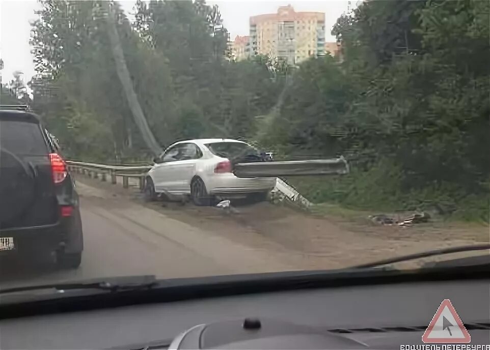 Езда по обочине. Обгон пробки по обочине. Съезд на обочину. Зацепил обочину. Машина не едет машина давит