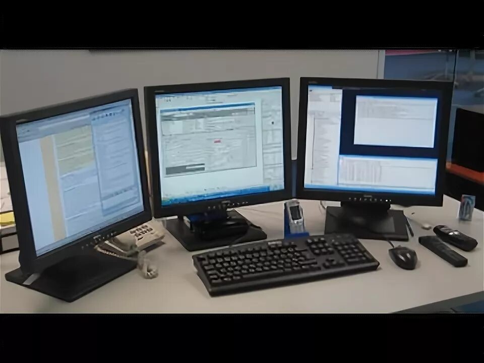 Два монитора. 3 монитора. 2 компьютера. 2 компьютера видео. Двойной компьютер.