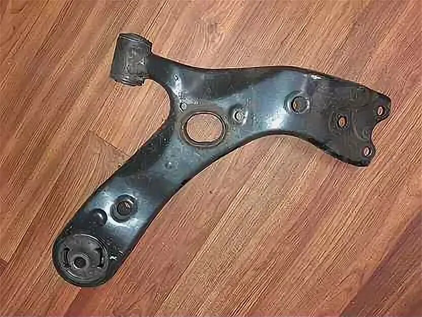 Левый рычаг на тойоту короллу. Передний рычаг тойота королла 120. Рычаг тойота королла е150. Передний рычаг тойота королла 120. Рычаг передней подвески тойота королла е150.