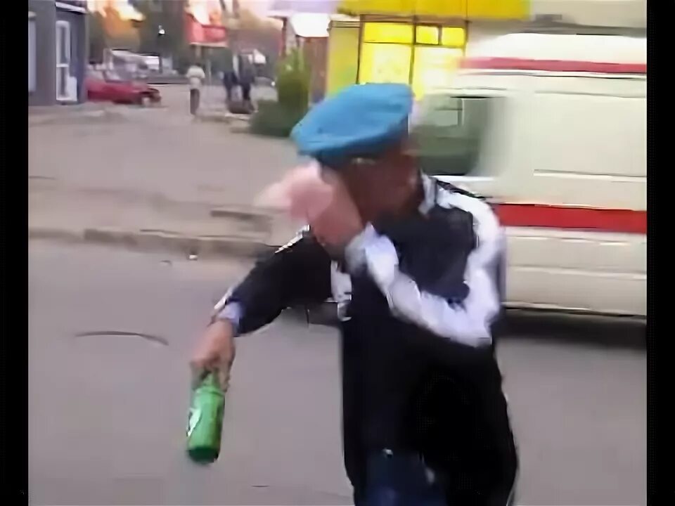 Бутылкой по голове. Бутылкой по голове