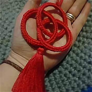 Оберег на руку красная. Плетение оберегов из ниток. Амулет из ниток. Красная нить оберег.