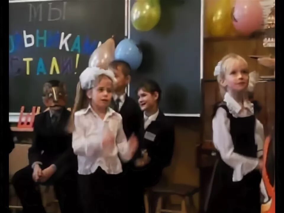 До свидания школа. Песня про школу. Текст любимая школа школа смотрит добрыми глазами. Тексты песен. Песня дарит любимая школа.