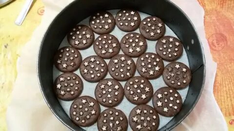 Торт из шоколадного печенья с выпечкой