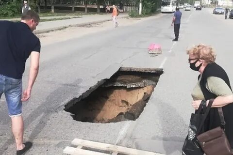 Почему не бомбят дороги
