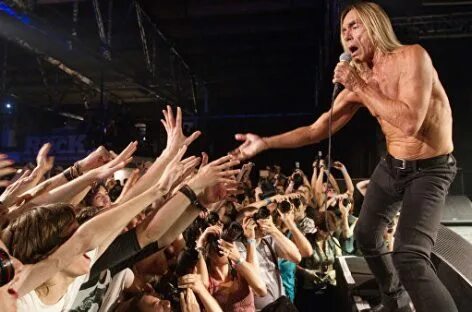 Игги поп певица. Iggy Pop концерт. Игги поп на сцене. Игги поп концерт 2022. Публика гольтье