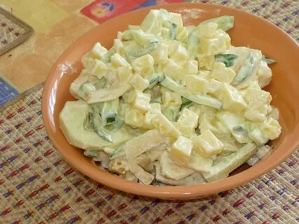 Салат с сыром мясом огурцом