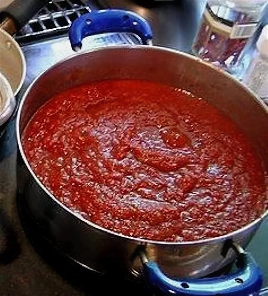 Кетчуп из уваренного сока. Рецепт вкусного кетчупа на зиму. Кетчуп сварить рецепт. Домашний кетчуп. Кетчуп без крахмала.