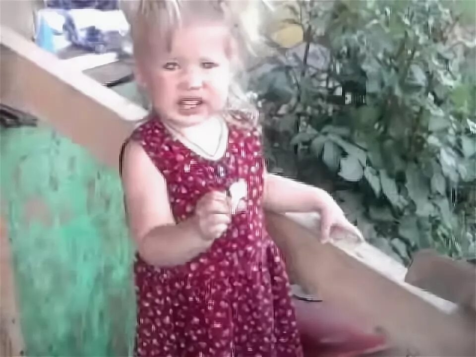 Девушка ест лук. Девочка есть лук видео. Девочка есть лук видео. Мальчик ест луковицу. Девочка ест лук.