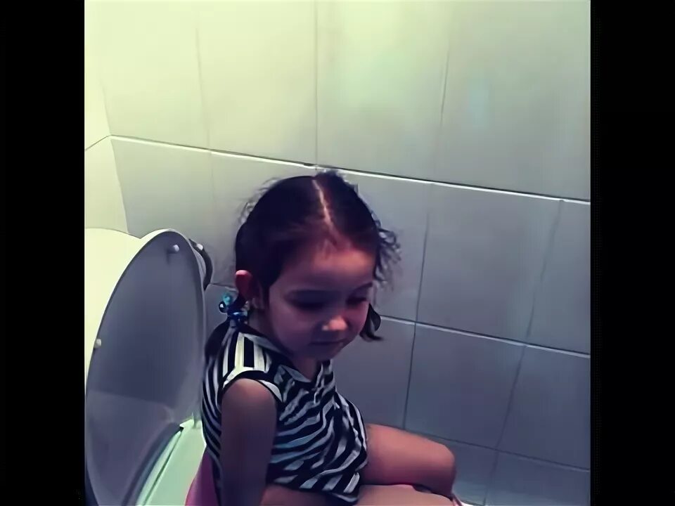 Девочка в туалете. Младшая сестренка в туалете. Сестра поет в туалете. Дети девочки в туалете. Папа дочку в туалете