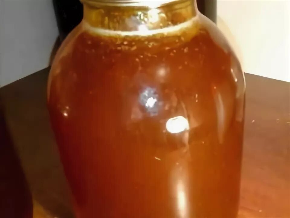 Чёрный жидкий мёд это. Мед сверху стал жидким. Мед засахарился и сверху потемнел. У меда сверху коричневая жидкость. Почему мед твердый
