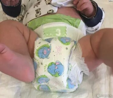 Дети одевают подгузник