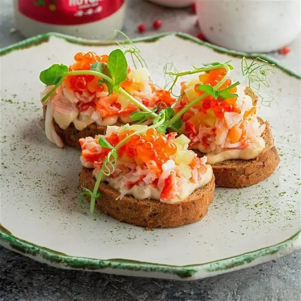 Брускетта с крабом рецепт. Брускетта с камчатским крабом. Брускетты с крабом. Брускетта с крабом. Брускетта со снежным крабом.
