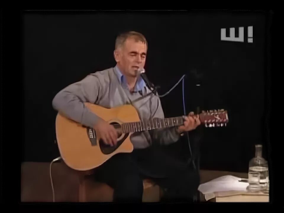 Слушать песни владимира мирза. Гитара розенбаума. Слушать песни владимира мирза. Бард поет на природе в шапочке. Слушать песни владимира мирза.