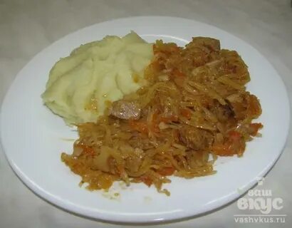Капуста тушеная в кастрюле с морковью