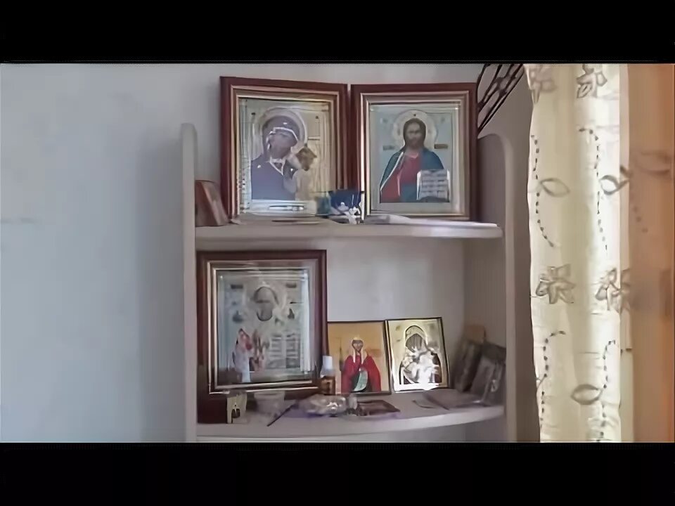 Красный уголок для икон. Полки для иконостаса. Иконы на стене. Красный уголок для икон. Где можно хранить иконы.