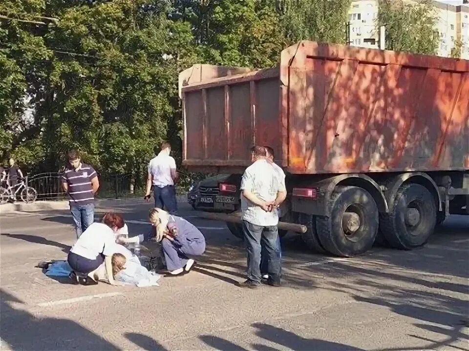 Алмаз переехал. В Калуге КАМАЗ сбил девочку на Московской.