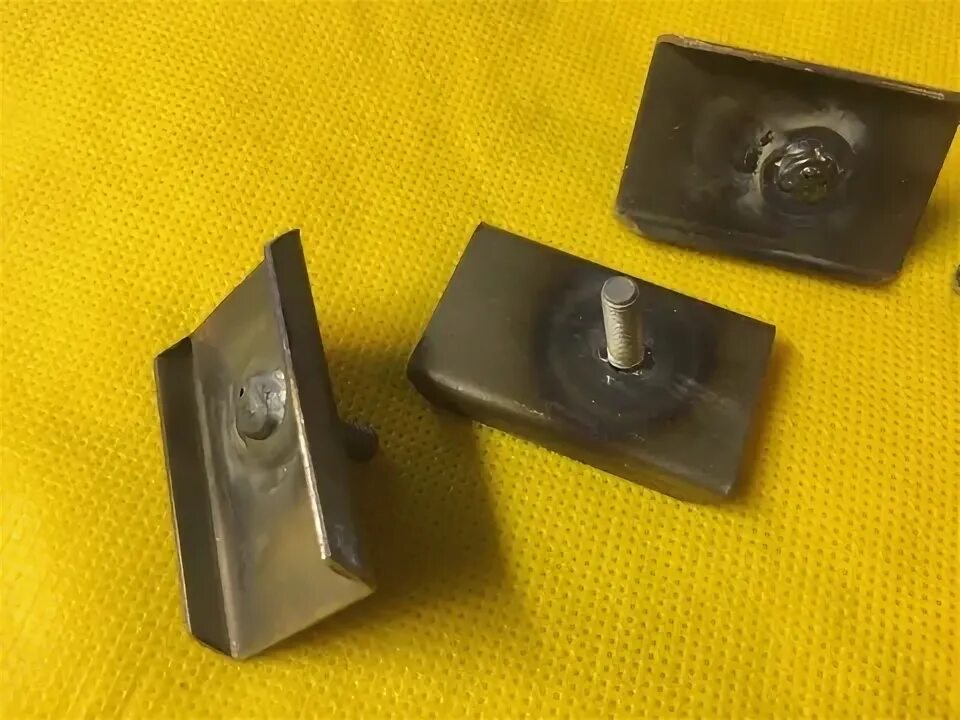 Болты глушителя газ 3110. Крепление рессоры газ 3110. Газ 24 снятие козырька. Крепления волга. Крепление молдинга порогов газ 24.