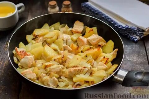 Жареная картошка с курицей и сыром