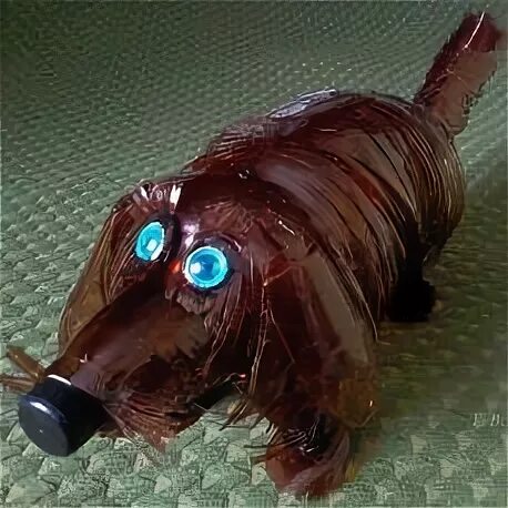 Собака из бутылки. Пластиковые бутылки животные. Пластиковые бутылки животные. Пластиковые бутылки животные. Зверюшка из пластиковой бутылки.