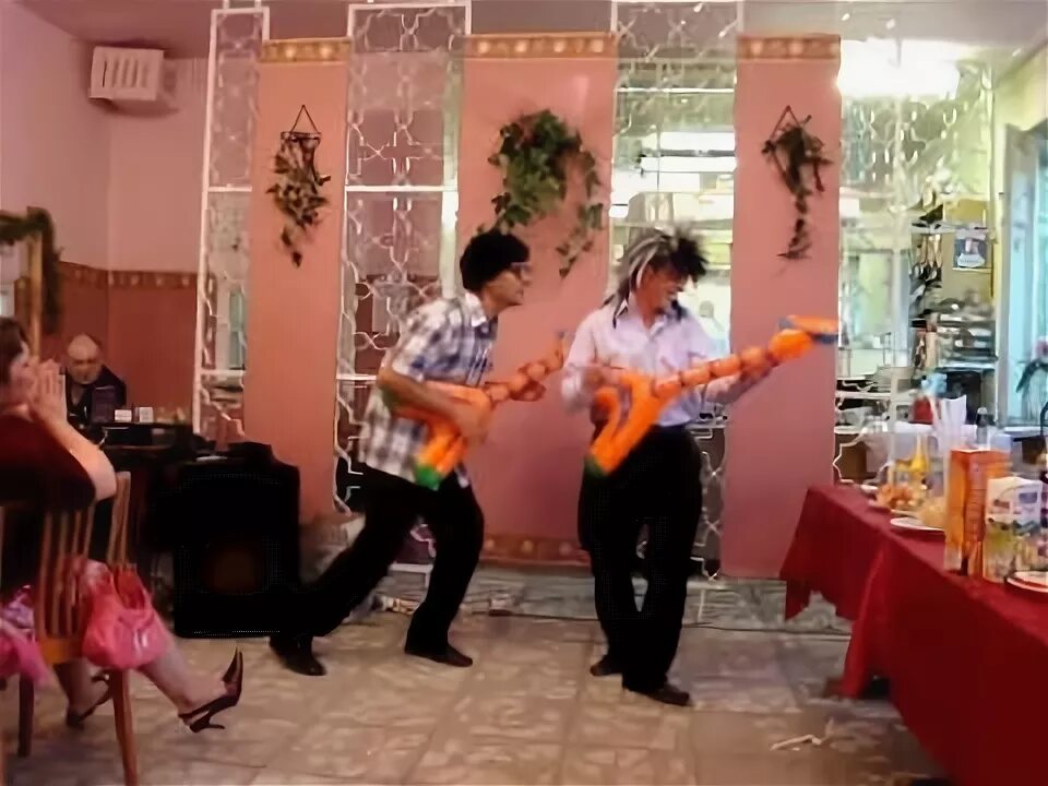 Интересные сценки. Сценка итальянцы на новый год. Костюмы в стиле фильма остап бендер. Корпоратив в стиле мексика. Вечеринка в мексиканском стиле.